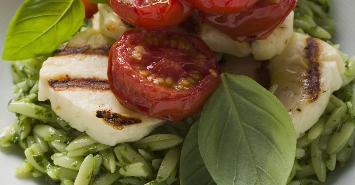 Pesto-Orzo mit gegrilltem Mozzarella und Tomaten Rezept | EAT SMARTER