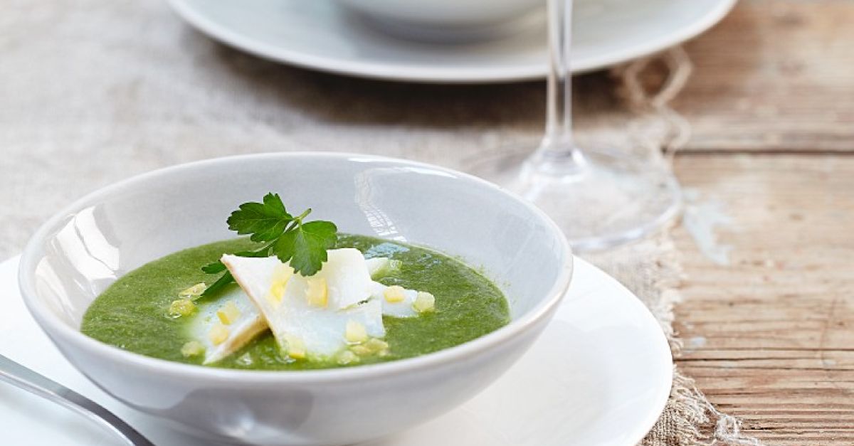 Petersiliensuppe mit Fisch Rezept | EAT SMARTER