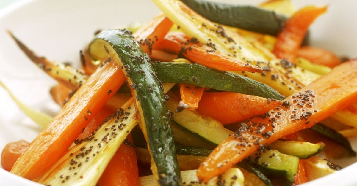 Pfannengemüse mit Honig-Mohn-Soße Rezept | EAT SMARTER