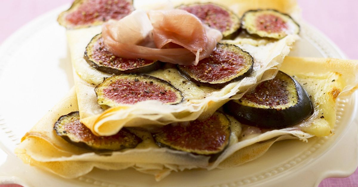 Pfannkuchen mit Feigen, Mozzarella und Rohschinken Rezept | EAT SMARTER