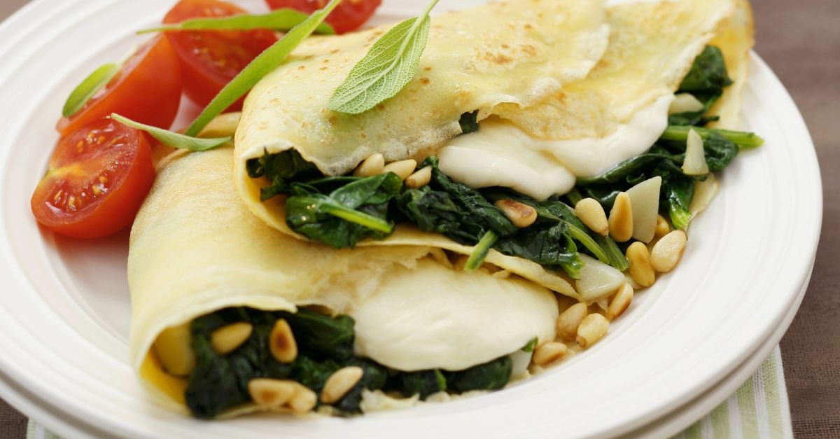 Pfannkuchen mit Spinat und Mozzarella gefüllt Rezept | EAT SMARTER