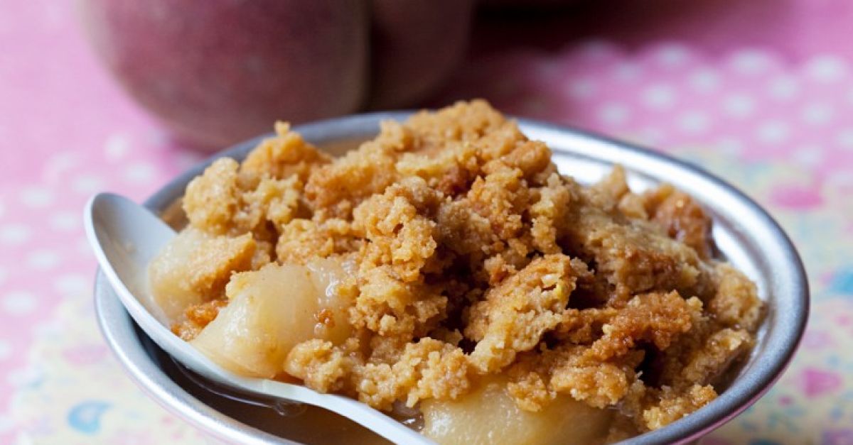 Pfirsich-Crumble vegan Rezept | EAT SMARTER