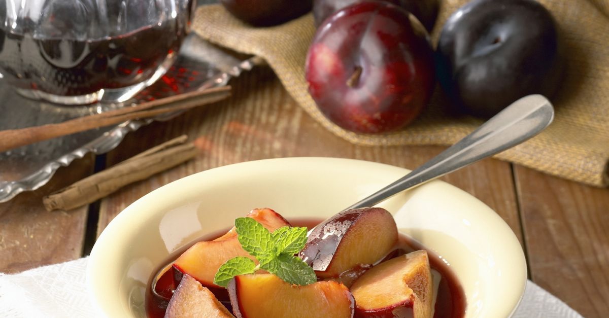 Pflaumenkompott Rezept | EAT SMARTER