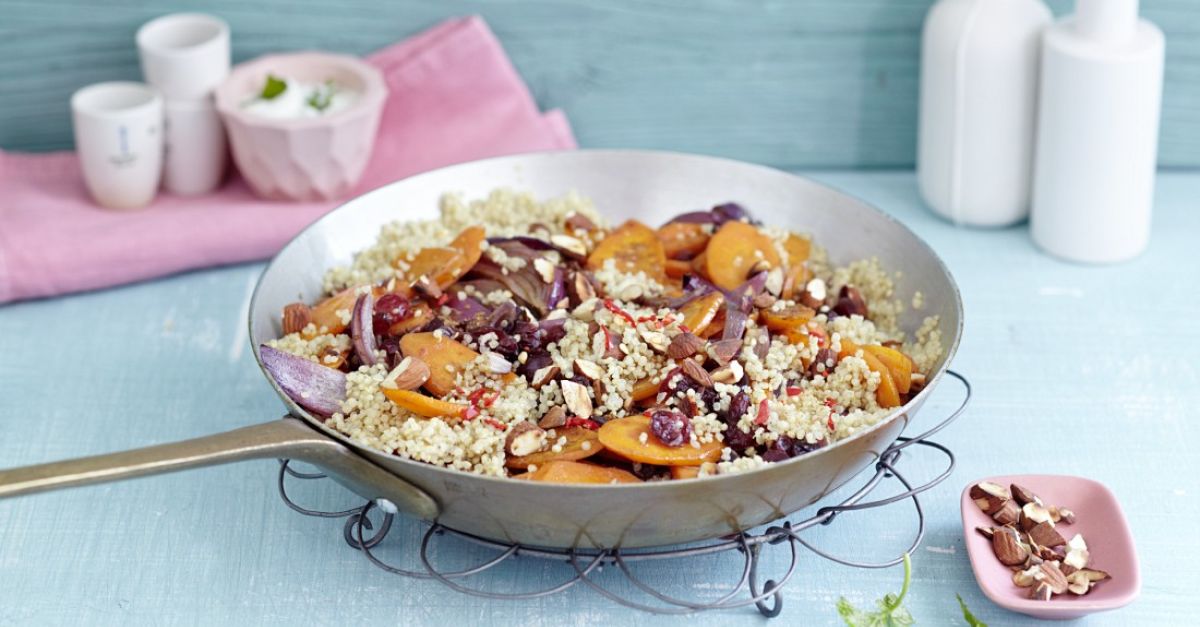 Pikante Quinoapfanne mit Aprikosen Rezept | EAT SMARTER
