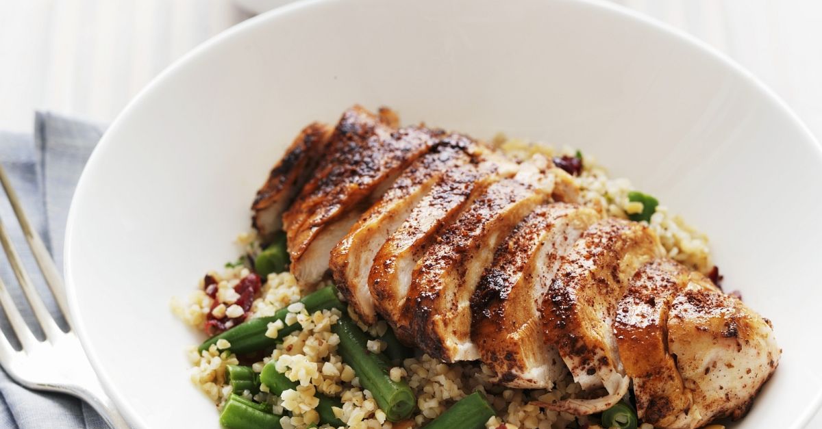 Pikantes Hähnchen mit Bulgursalat Rezept | EAT SMARTER