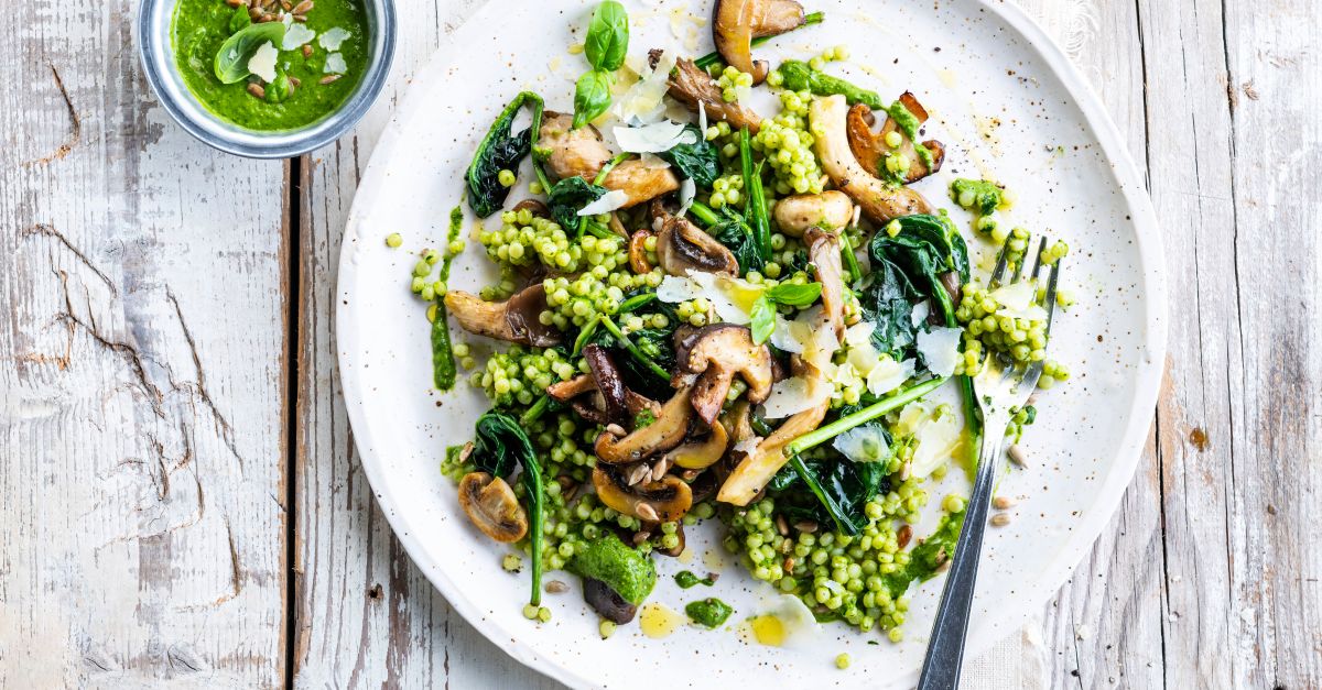 Pilz-Spinat-Pfanne mit Perlgraupen Rezept | EAT SMARTER