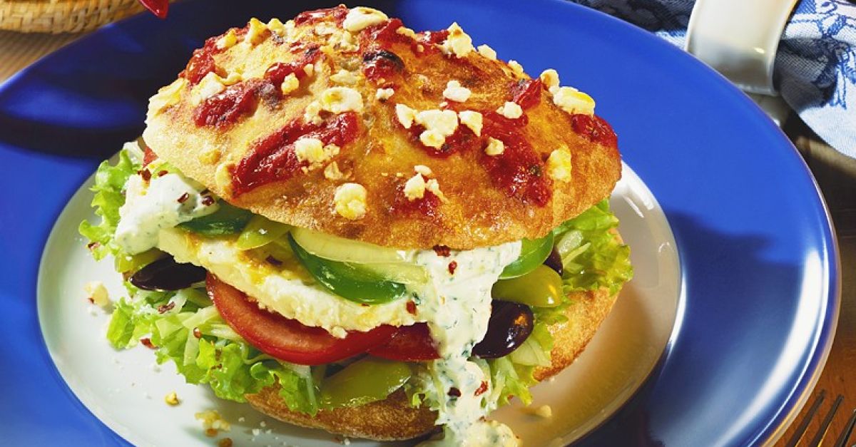 Pitabrot mit griechischer Salatfüllung Rezept | EAT SMARTER Pitabrot mit griechischer Salatfüllung Rezept | EAT SMARTER