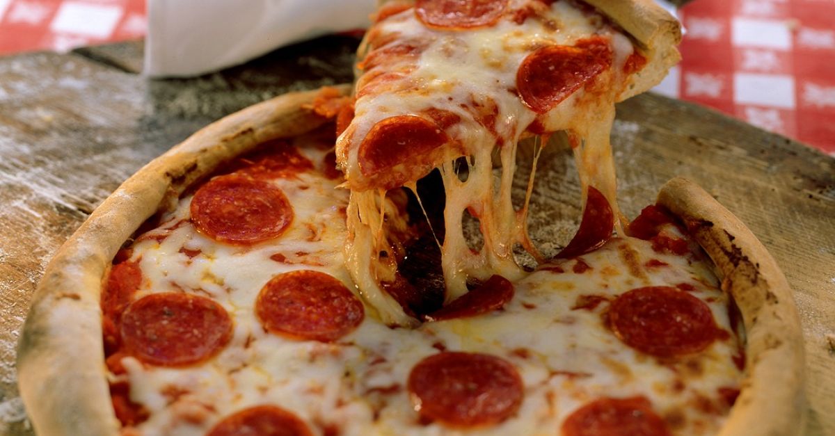 Pizza mit Salami und Käse Rezept EAT SMARTER