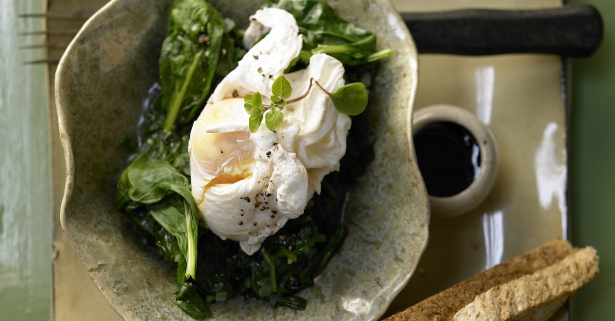 Pochierte Eier auf Spinat Rezept | EAT SMARTER