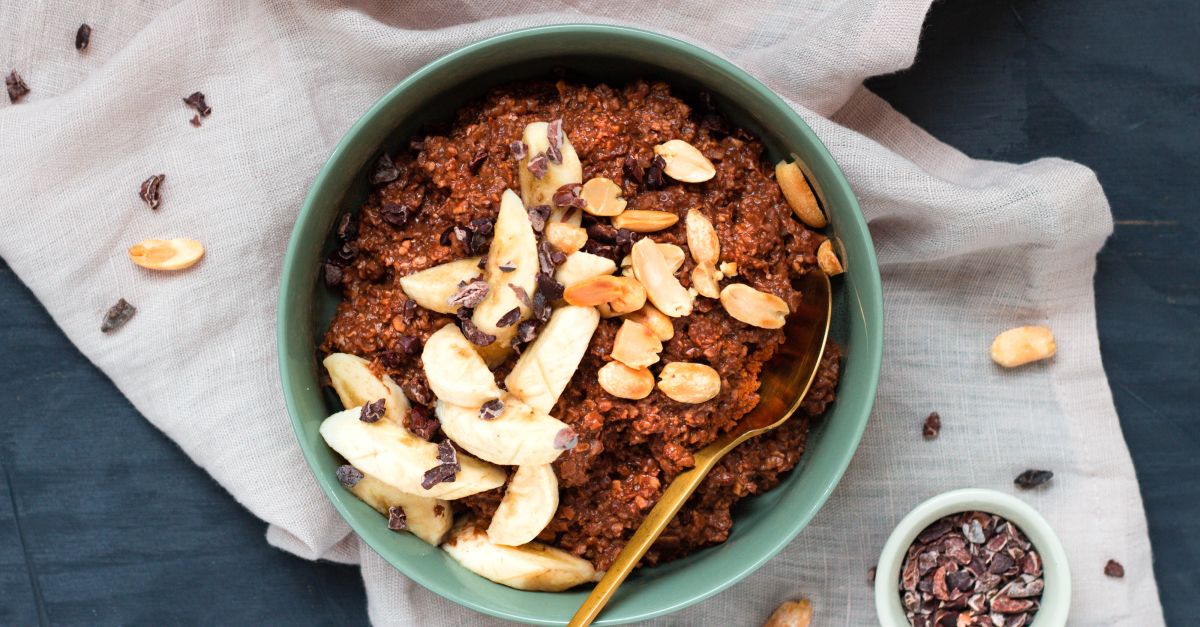 Porridge mit Banane, Schokolade und Erdnüssen Rezept | EAT SMARTER-image