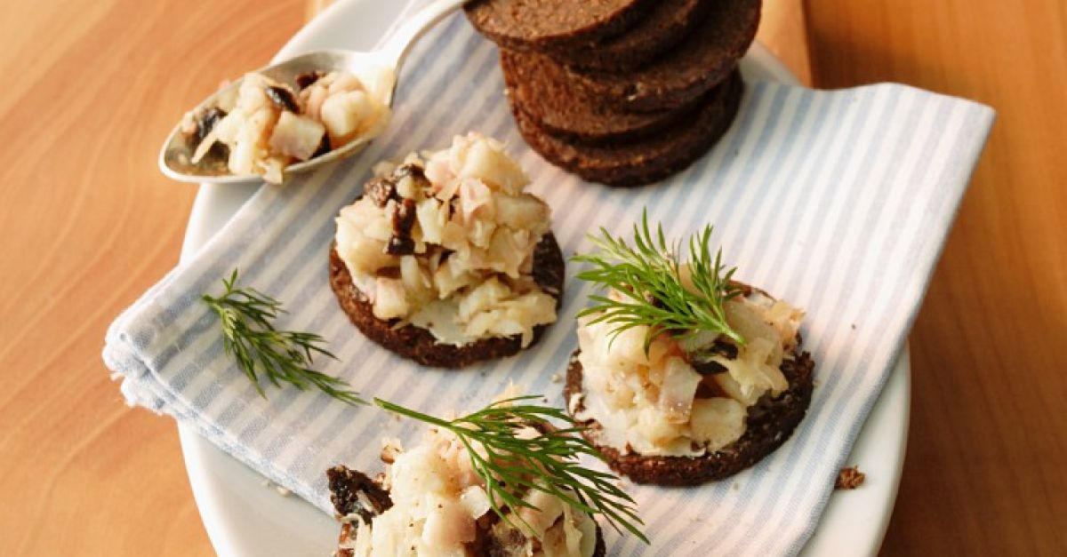 Pumpernickeltaler mit Aal Rezept | EAT SMARTER