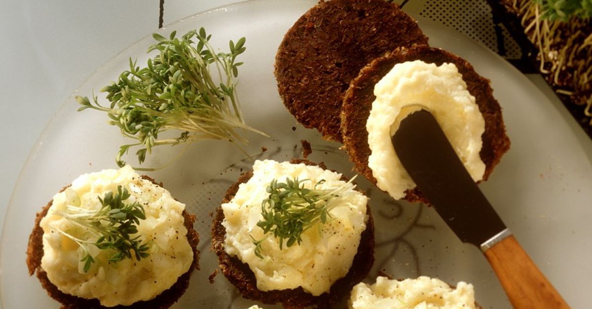 Pumpernickeltaler mit Kartoffelaufstrich Rezept | EAT SMARTER
