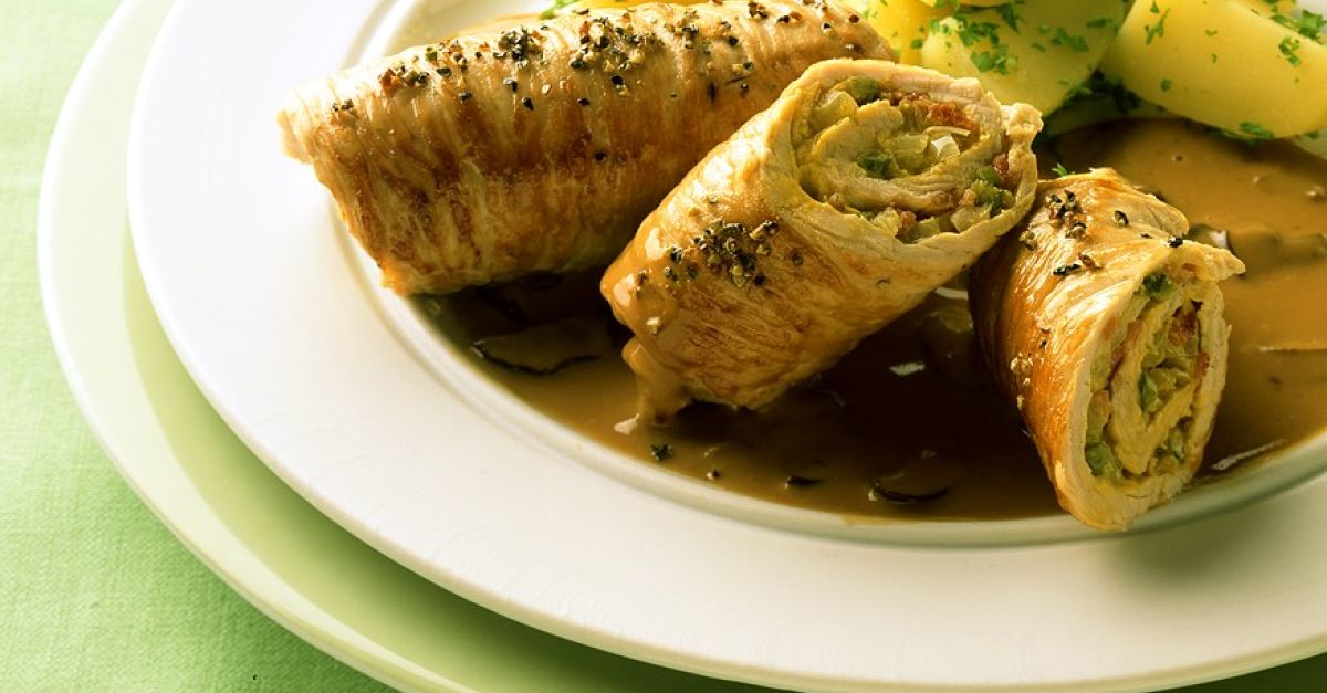 Putenröllchen gefüllt mit Feta Rezept | EAT SMARTER