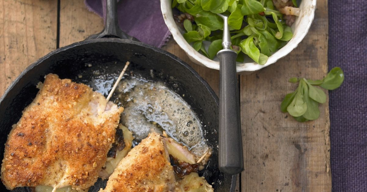 Putenschnitzel mit Käse-Schinken-Füllung dazu Feldsalat Rezept | EAT ...