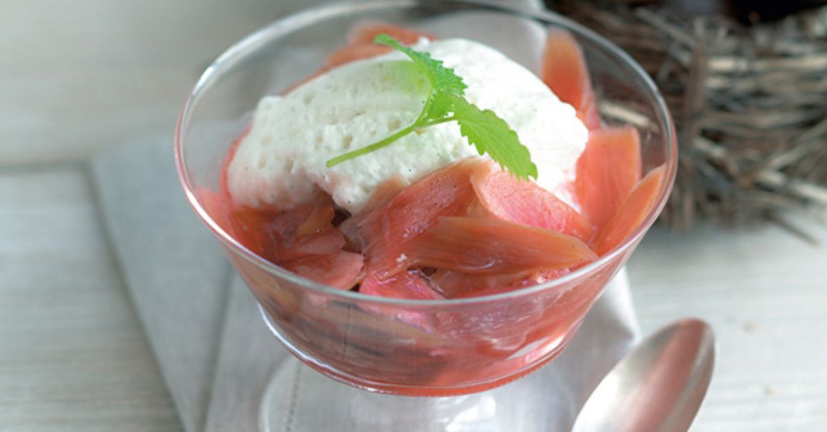 Quarkschaum mit Rhabarberkompott Rezept | EAT SMARTER
