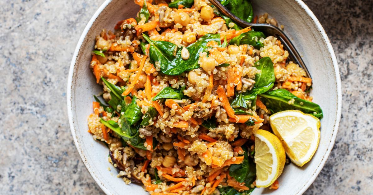 Quinoasalat mit Kichererbsen, Möhren und Spinat Rezept | EAT SMARTER
