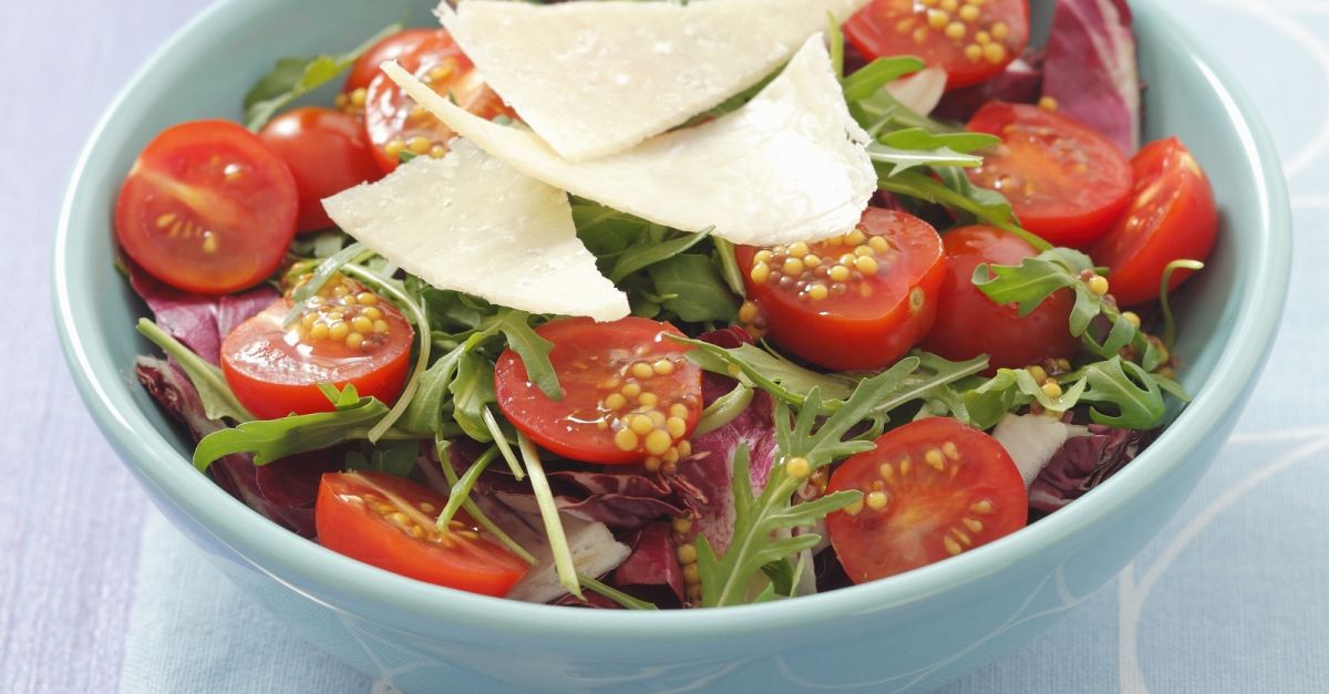 Radicchio-Rucola-Salat mit Cherrytomaten und Parmesan Rezept | EAT SMARTER