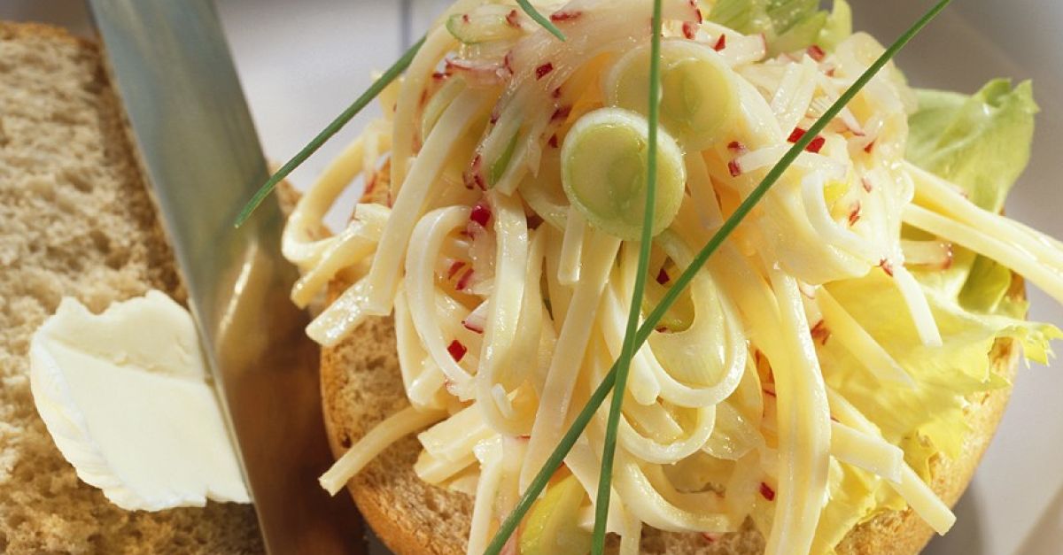 Radieschen-Bergkäse-Salat auf Brötchen Rezept | EAT SMARTER