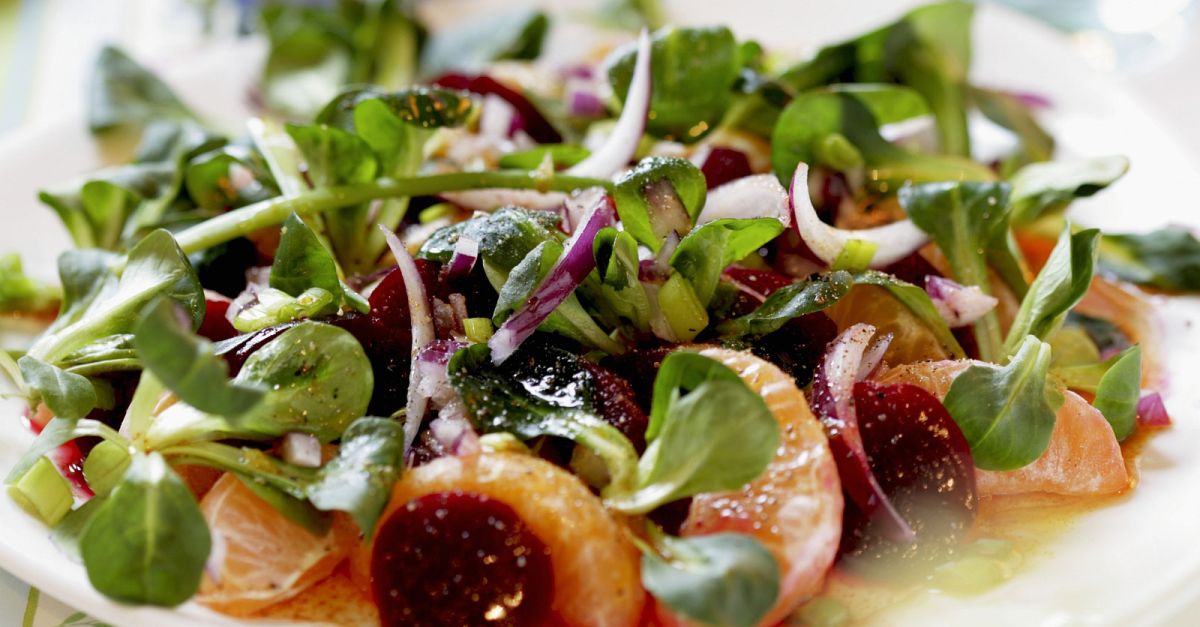 Rapunzelsalat mit Roter Bete und Orange Rezept | EAT SMARTER