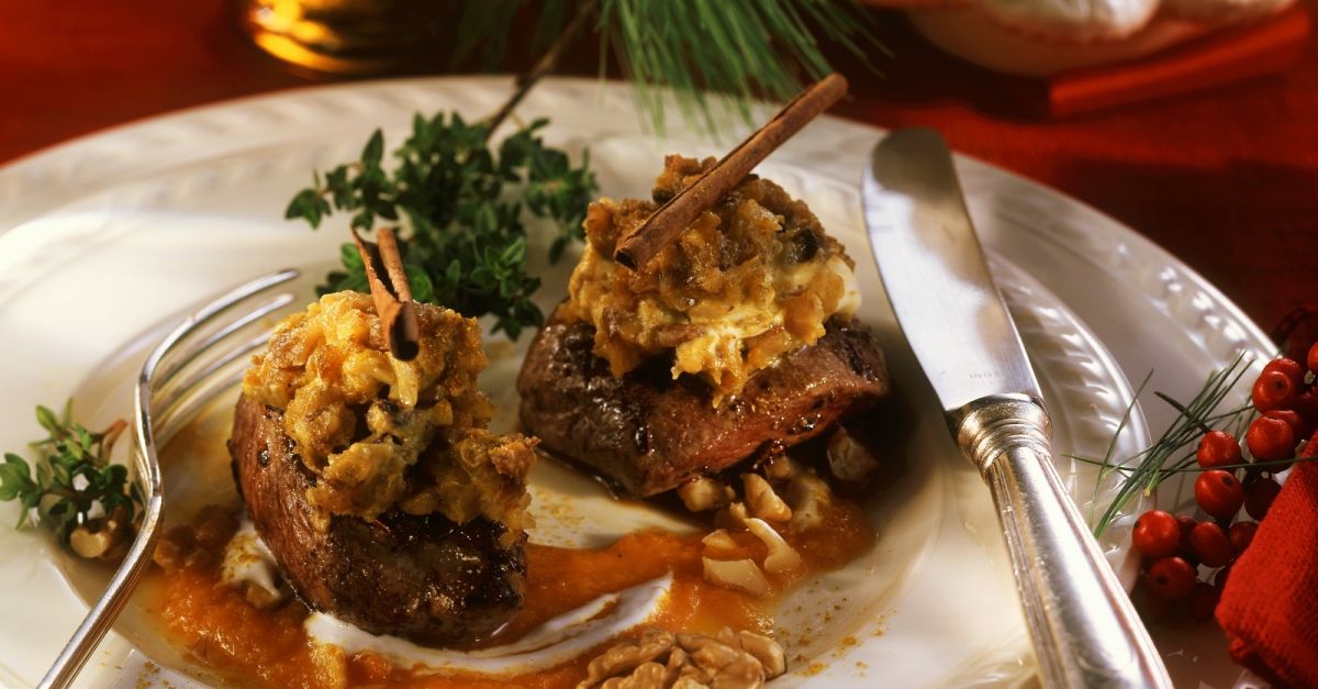 Rehmedaillons mit Esskastanien Rezept | EAT SMARTER