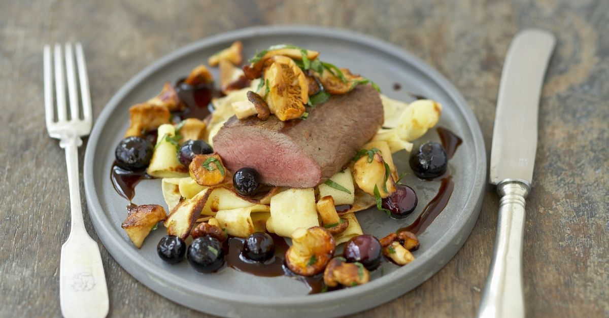 Rehrücken mit Pfifferlingen und Blaubeeren Rezept | EAT SMARTER