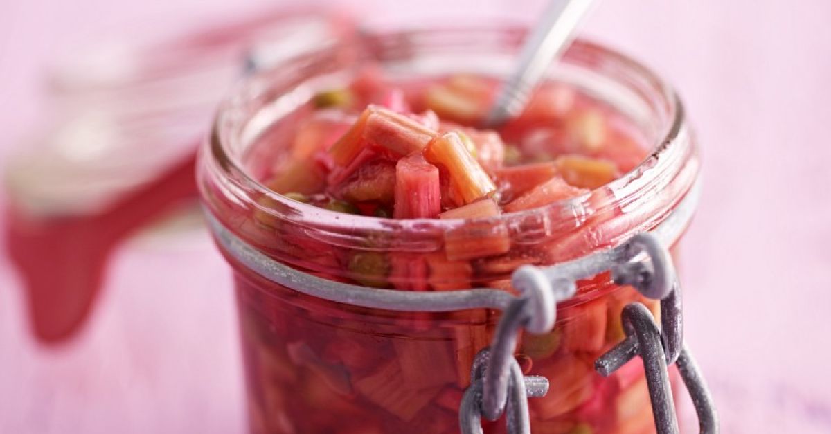 Rhabarber-Zwiebelchutney Rezept | EAT SMARTER