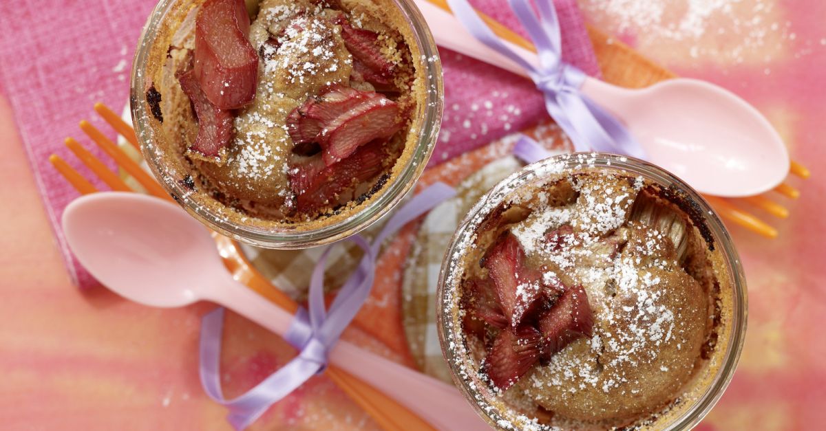 Rhabarberkuchen im Glas Rezept | EAT SMARTER
