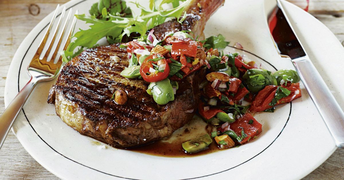Rib Eye Steak vom Grill mit Salsa aus Mandeln und Paprika Rezept | EAT