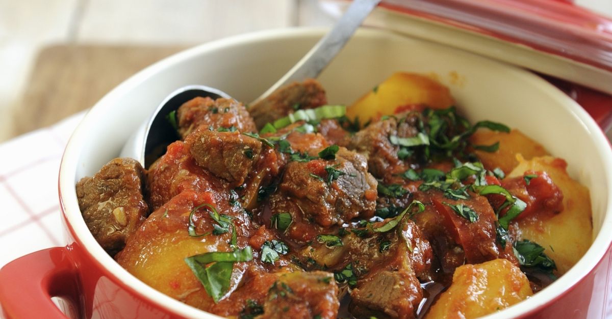 Rindereintopf mit Kartoffeln, Paprika und Tomaten Rezept | EAT SMARTER Rindereintopf mit Kartoffeln, Paprika und Tomaten Rezept | EAT SMARTER