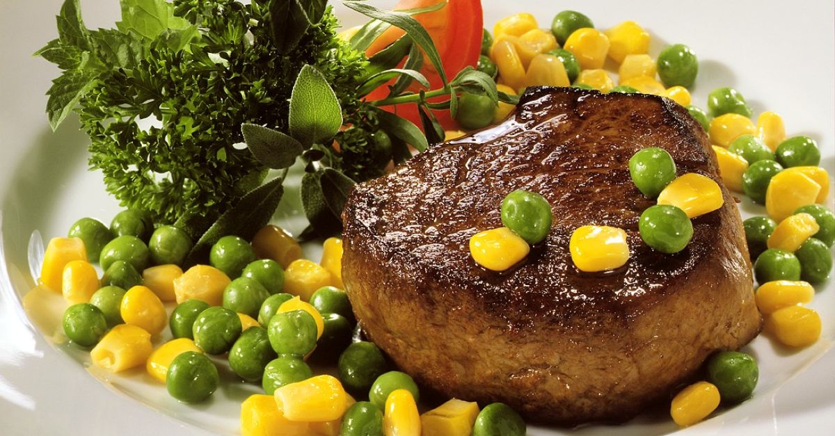 Rinderfilet mit Erbsen-Mais-Gemüse Rezept | EAT SMARTER