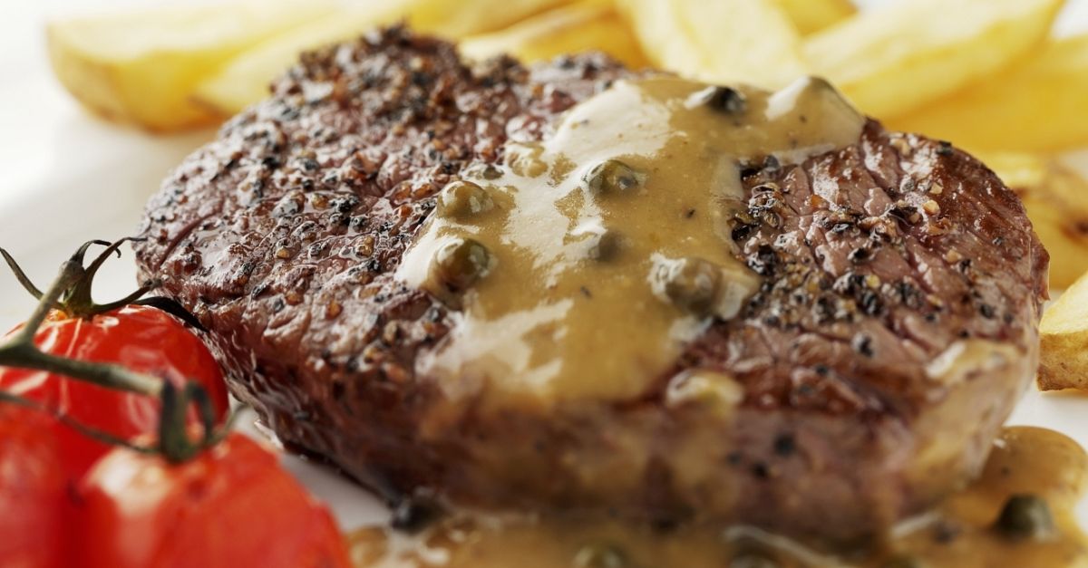 Rindersteak mit Pfeffersoße und Pommes frites Rezept | EAT SMARTER