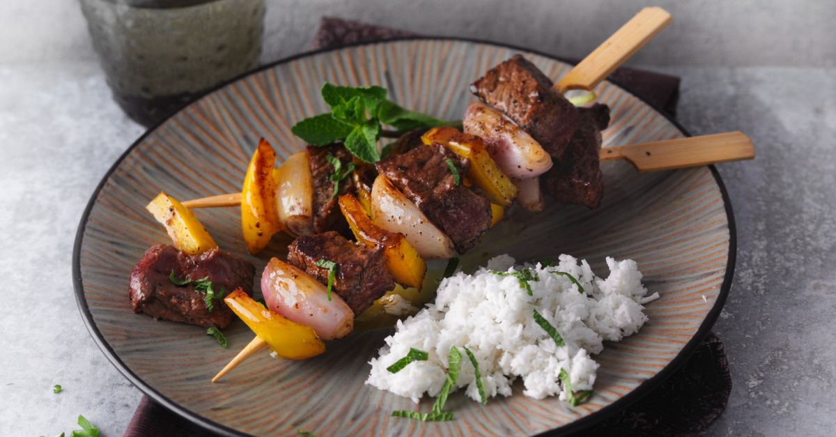 Rindfleisch-Gemüse-Spieße mit Kokos-Chutney Rezept | EAT SMARTER