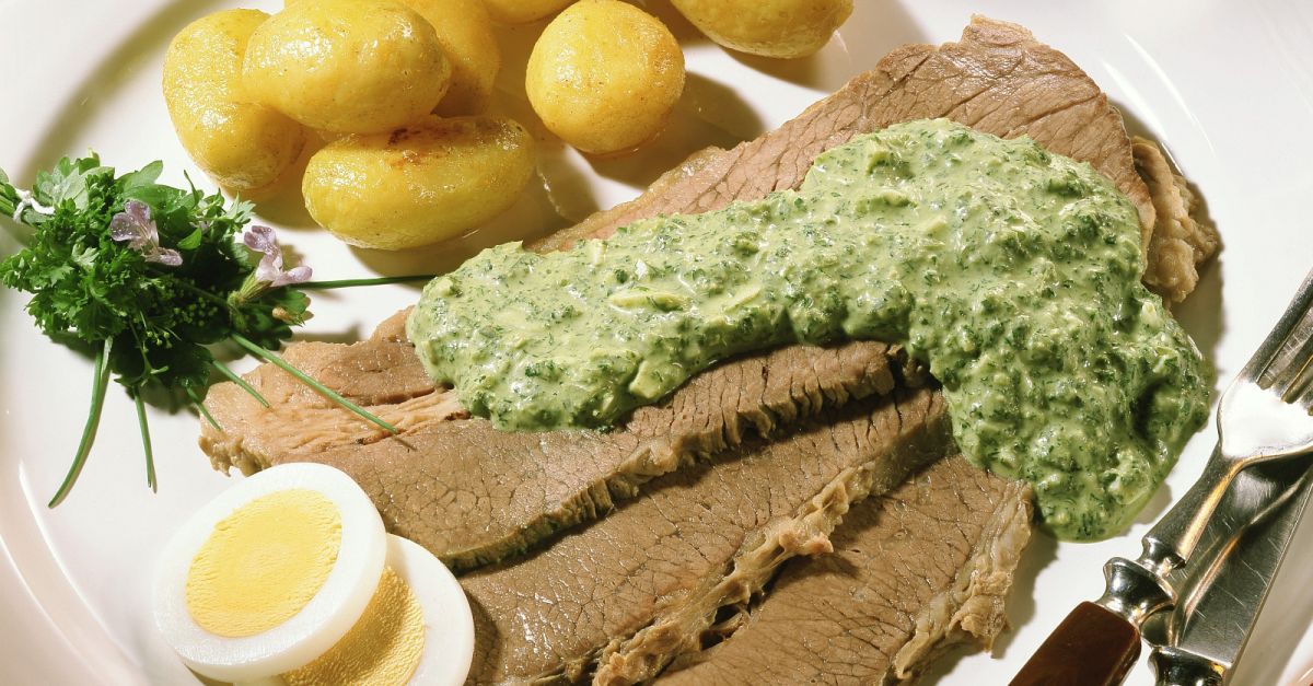 Rindfleisch mit Kräutersoße und Kartoffeln Rezept | EAT SMARTER