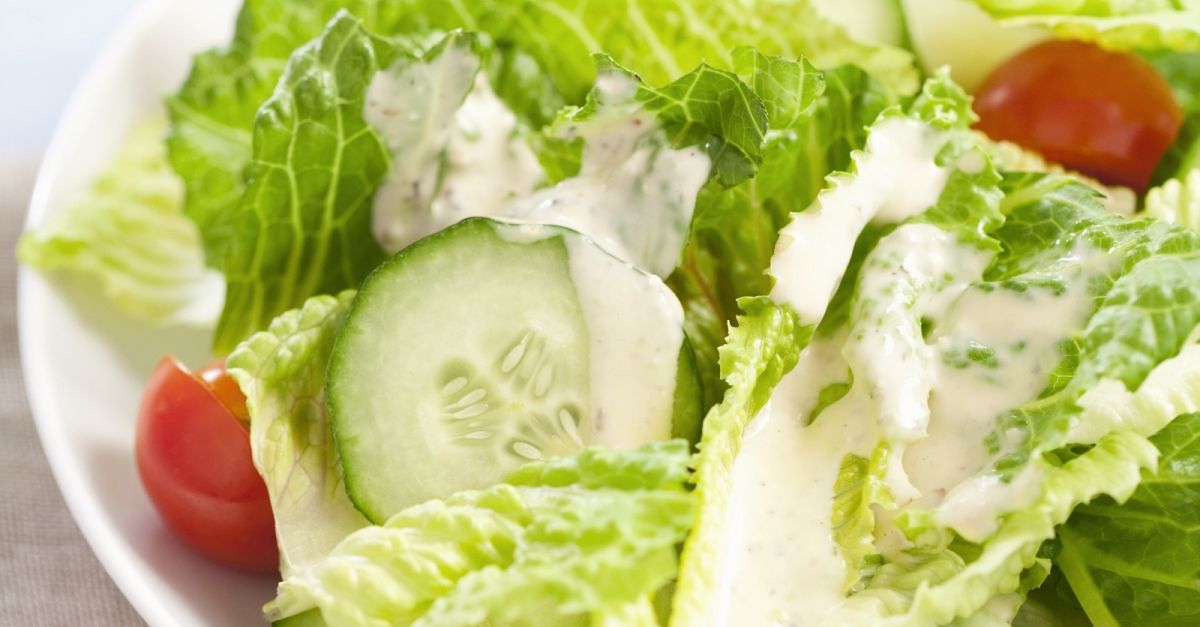 Romanasalat mit Tomaten, Gurken und Joghurtdressing Rezept | EAT SMARTER Romanasalat mit Tomaten, Gurken und Joghurtdressing Rezept | EAT SMARTER