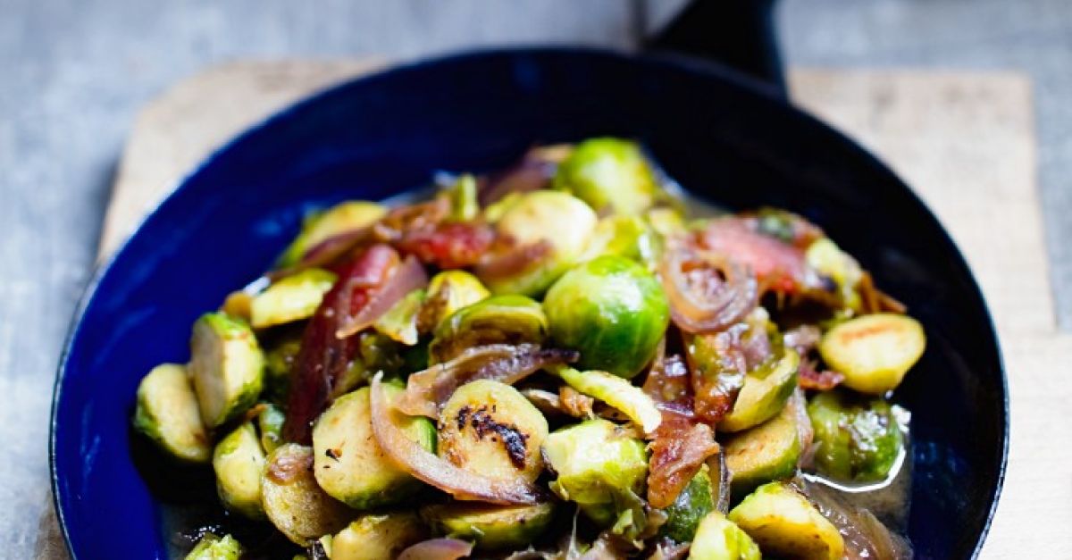 Rosenkohlpfanne mit Datteln und Zwiebeln Rezept | EAT SMARTER