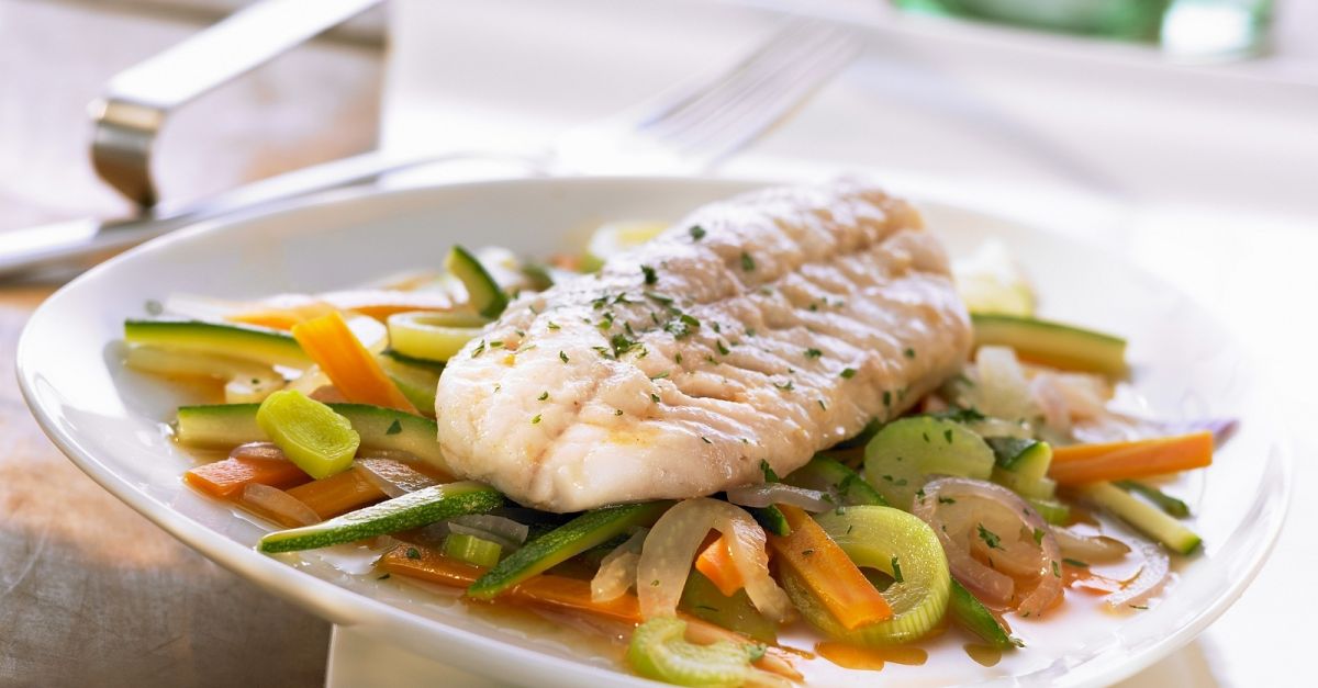 Rotbarsch mit Gemüse und Safranbutter Rezept | EAT SMARTER