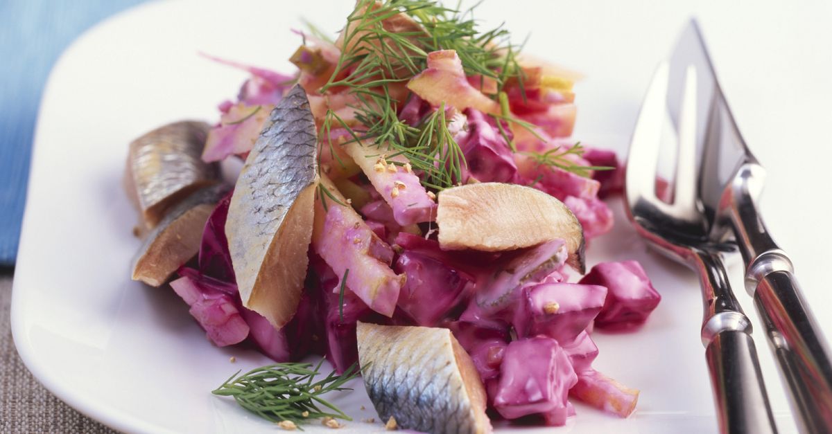 Rote-Bete-Heringssalat mit saurer Sahne Rezept | EAT SMARTER