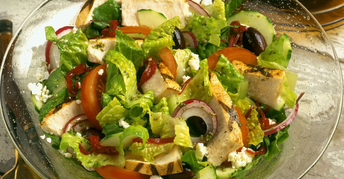 Salat mit Feta, Oliven, Paprika, Zwiebeln und Hähnchenstreifen Rezept ...