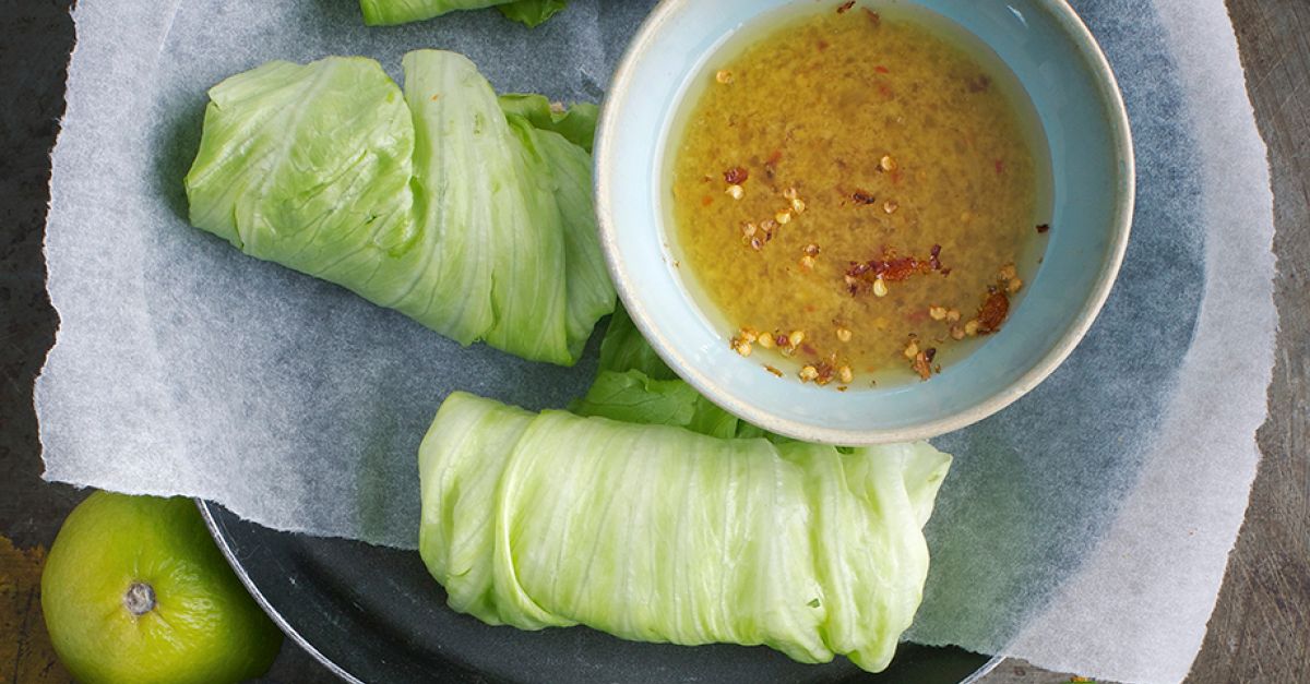 Salatrollen mit Ingwer-Dip Rezept | EAT SMARTER Salatrollen mit Ingwer-Dip Rezept | EAT SMARTER