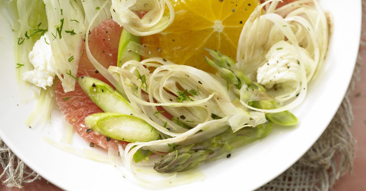 Salatschüssel mit Fenchel, Zitrusfrüchten und grünem Spargel Rezept ...
