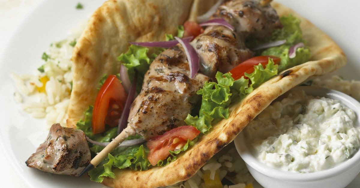 Sandwich auf griechische Art mit Souvlaki und Gemüsereis Rezept | EAT ...