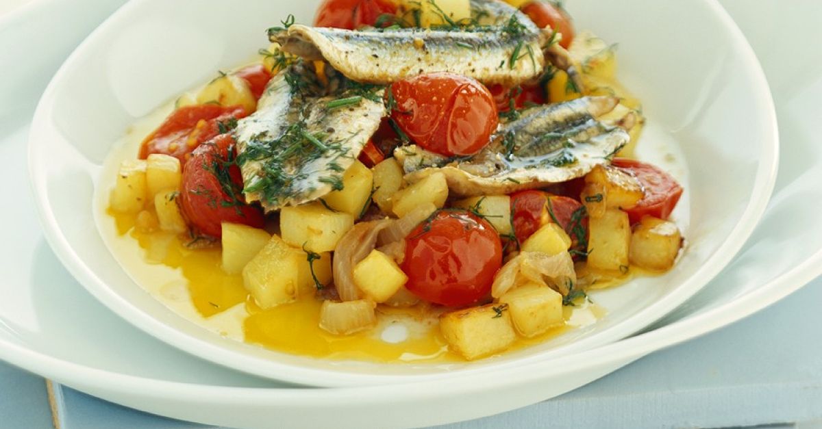 Sardellenfilets auf Tomaten-Kartoffel-Ragout Rezept | EAT SMARTER