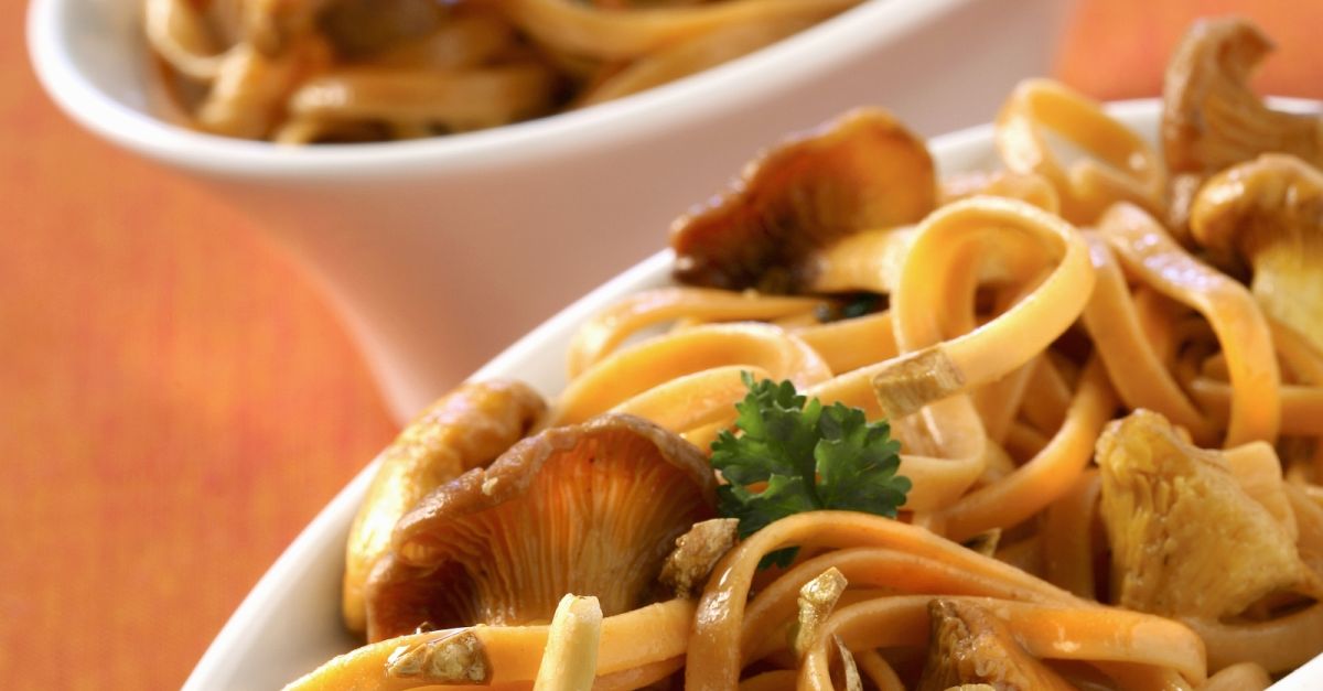 Scharfe Tagliatelle mit Pfifferlingen Rezept | EAT SMARTER Scharfe Tagliatelle mit Pfifferlingen Rezept | EAT SMARTER
