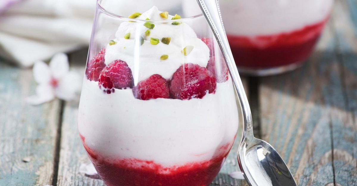 Schichtbecher mit Himbeeren Rezept | EAT SMARTER