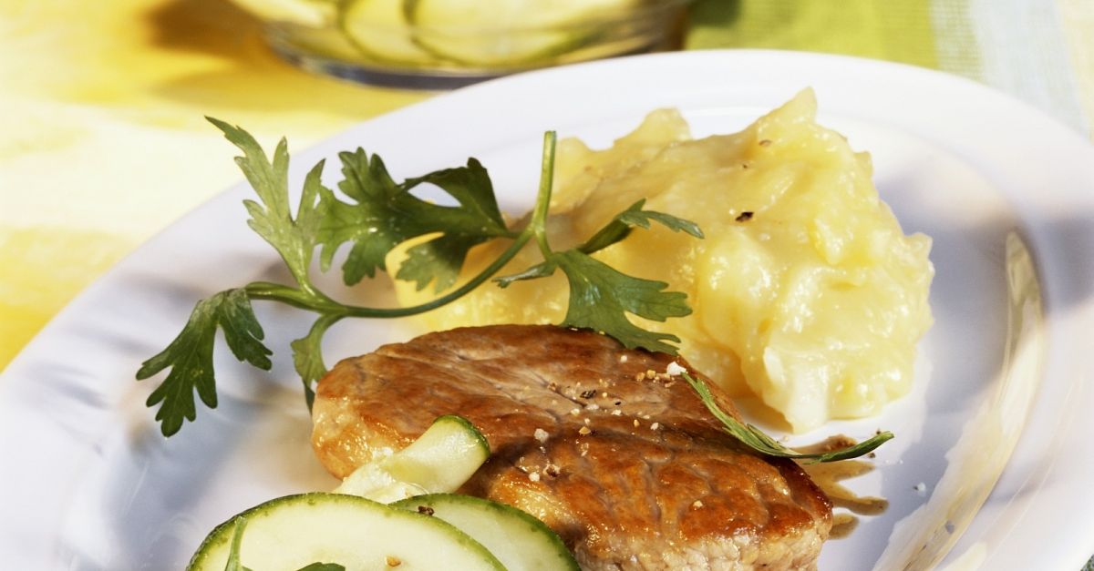 Schnitzel mit Kartoffelpüree und Zucchinisalat Rezept | EAT SMARTER