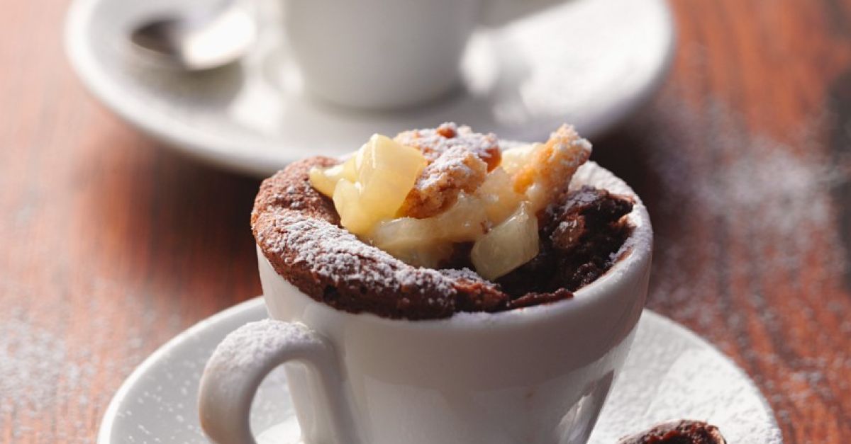 Schoko-Tassenkuchen mit Birne Rezept | EAT SMARTER