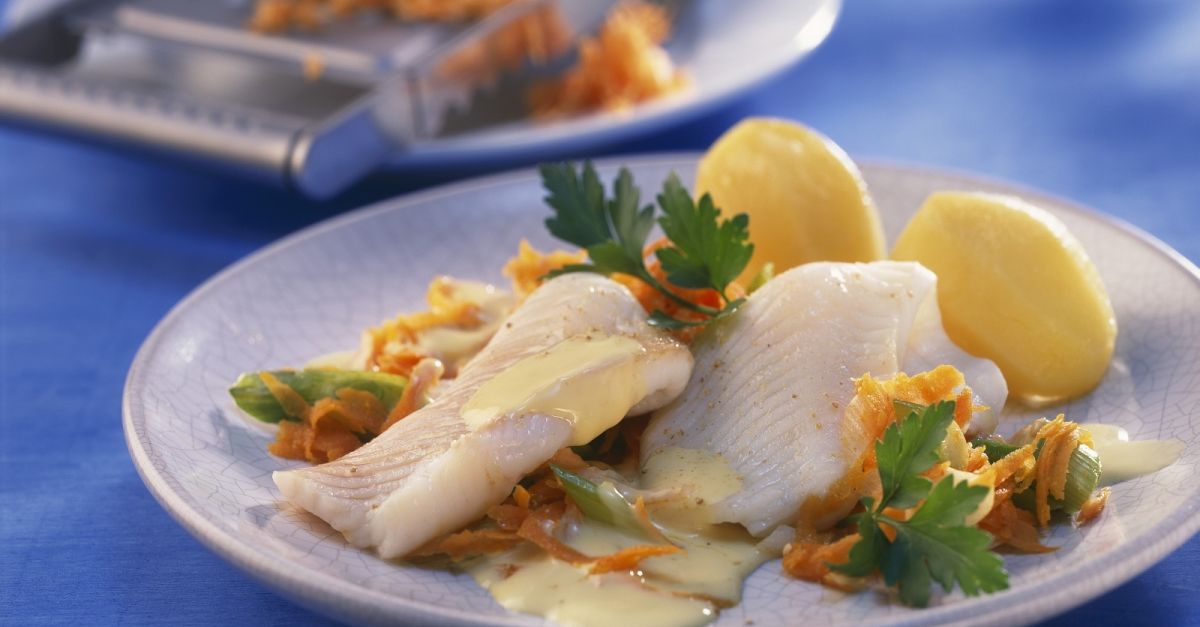 Schollenfilets mit Karottengemüse und Kartoffeln Rezept | EAT SMARTER