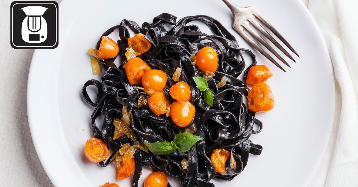 Schwarze Nudeln mit gelben Tomaten für den Thermomix Rezept | EAT SMARTER
