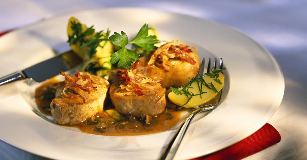 Schweinemedaillons mit Kapernsauce und Speck Rezept | EAT SMARTER