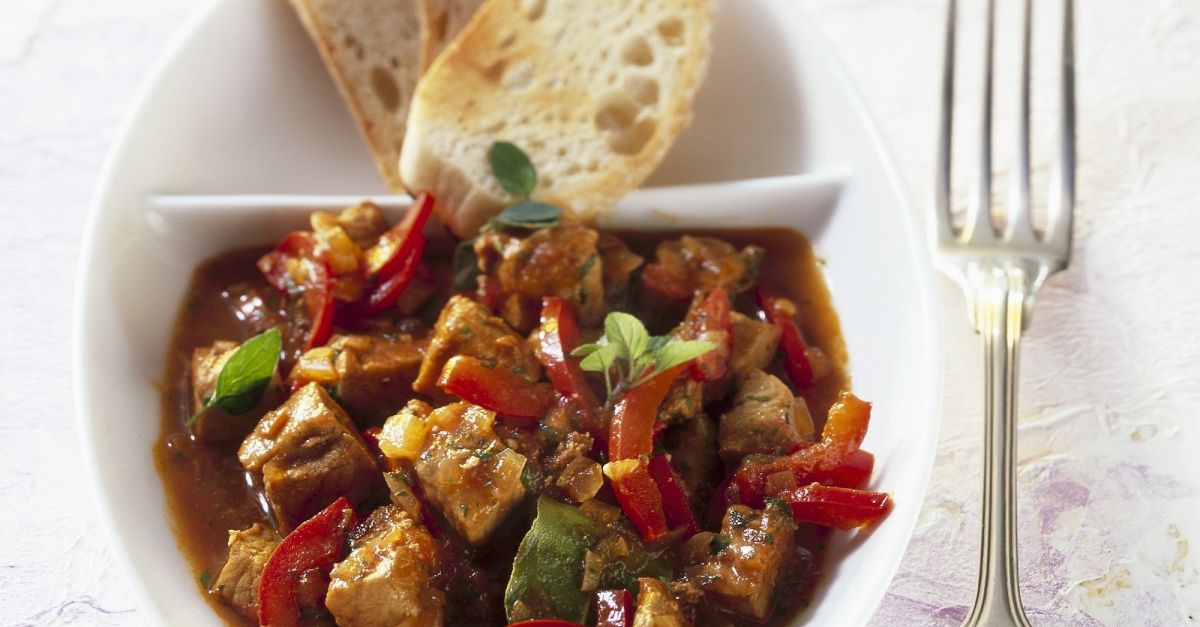 Schweineragout mit würziger Kaffeesoße Rezept | EAT SMARTER